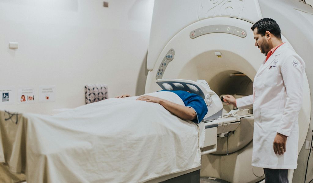 Chụp cộng hưởng từ giúp xác định các khối u não gây áp lực lên dây thần kinh