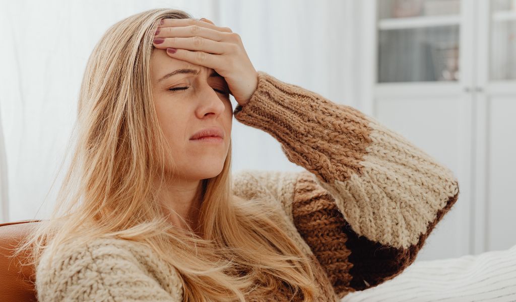 Đau đầu và buồn nôn là những dấu hiệu thường gặp của tăng áp lực nội sọ