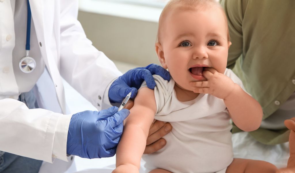 Vì sao phải tiêm vắc xin đủ liều và đúng lịch? Vì sẽ giúp cơ thể tạo miễn dịch đầy đủ và phòng bệnh hiệu quả