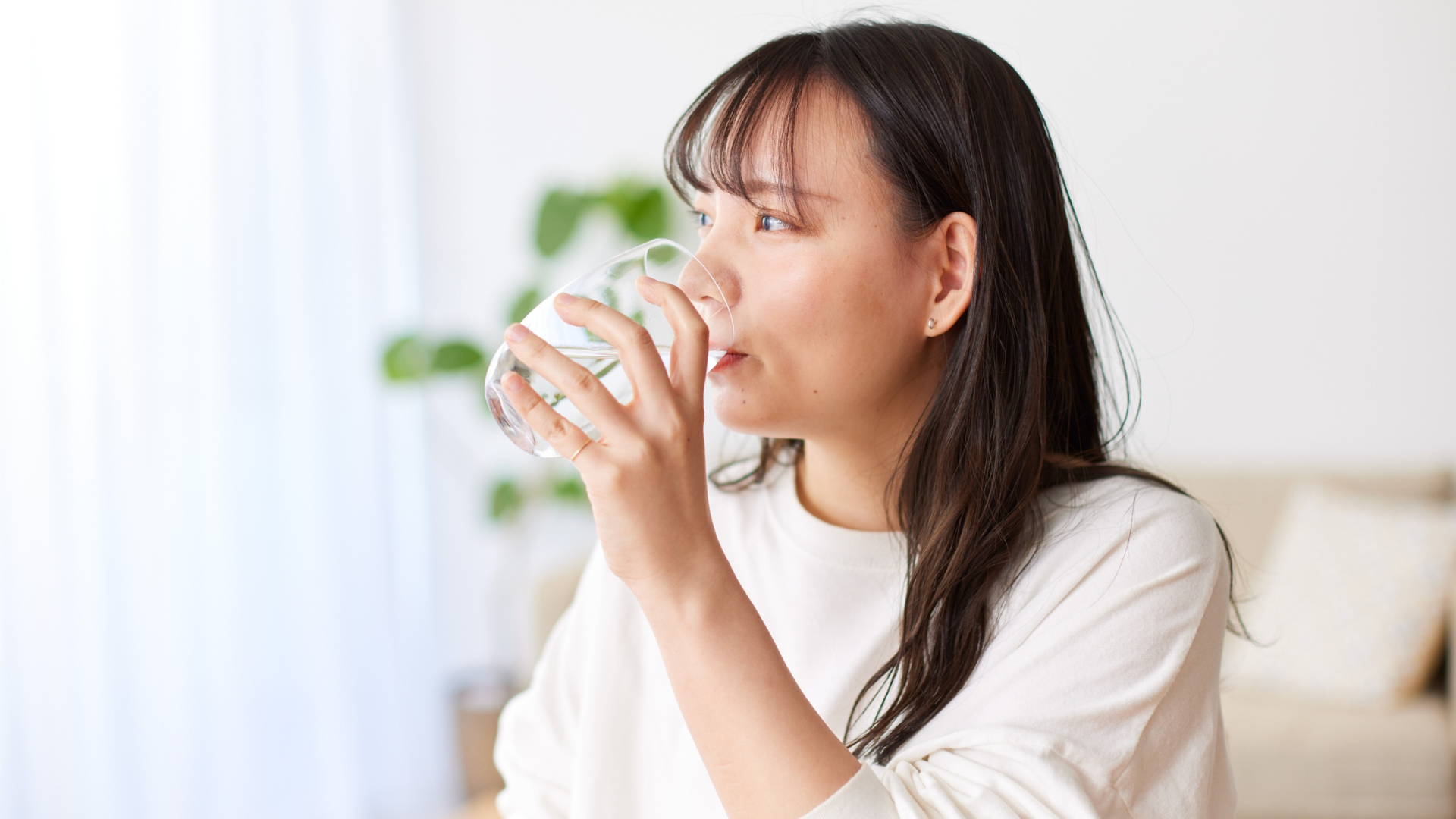 Nên uống đủ nước mỗi ngày để hỗ trợ chuyển hóa và hạn chế cảm giác thèm ăn