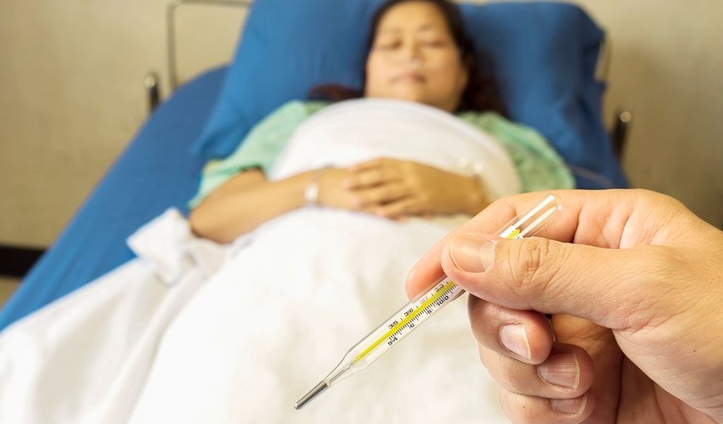 Sốt trên 38°C sau mổ u tuyến thượng thận là dấu hiệu cảnh báo sớm cần được theo dõi và xử trí kịp thời