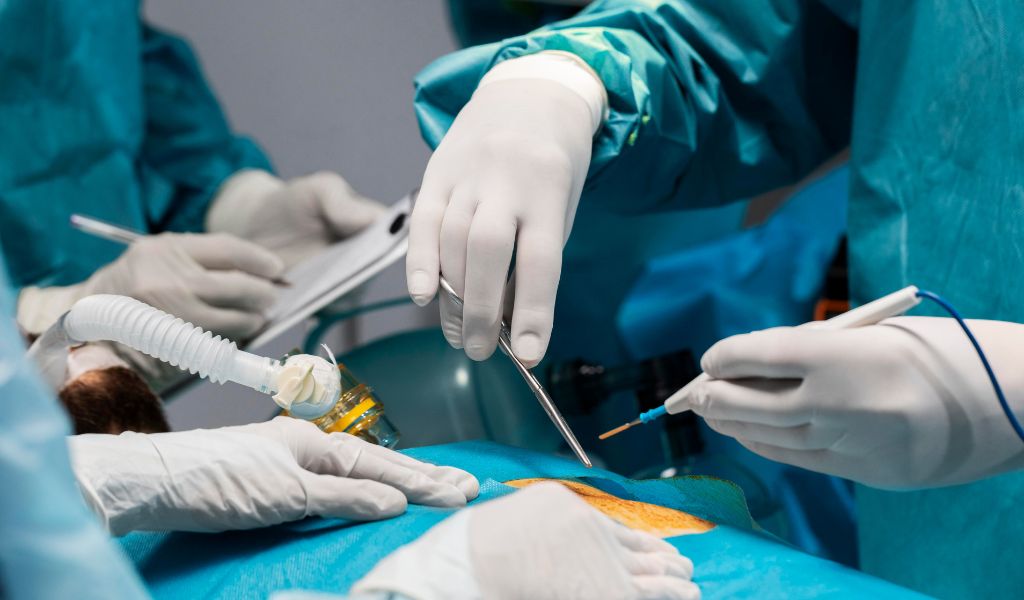 Phẫu thuật cắt bỏ tuyến thượng thận là thủ thuật nhằm loại bỏ một hoặc cả hai tuyến khi có khối u hoặc rối loạn chức năng