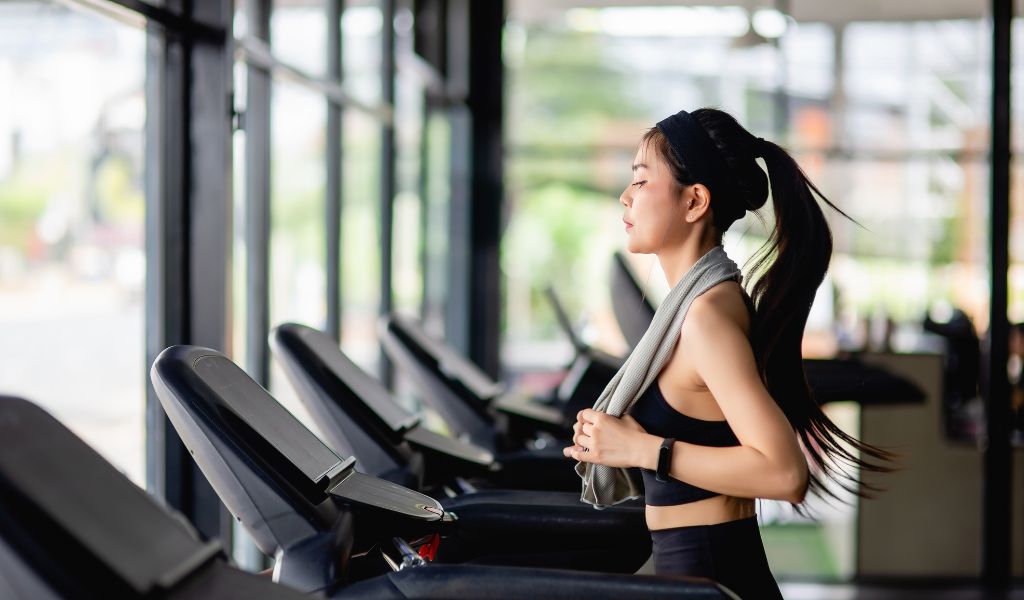 Cardio như chạy bộ, nhảy dây giúp tăng nhịp tim và hỗ trợ đốt cháy calo hiệu quả
