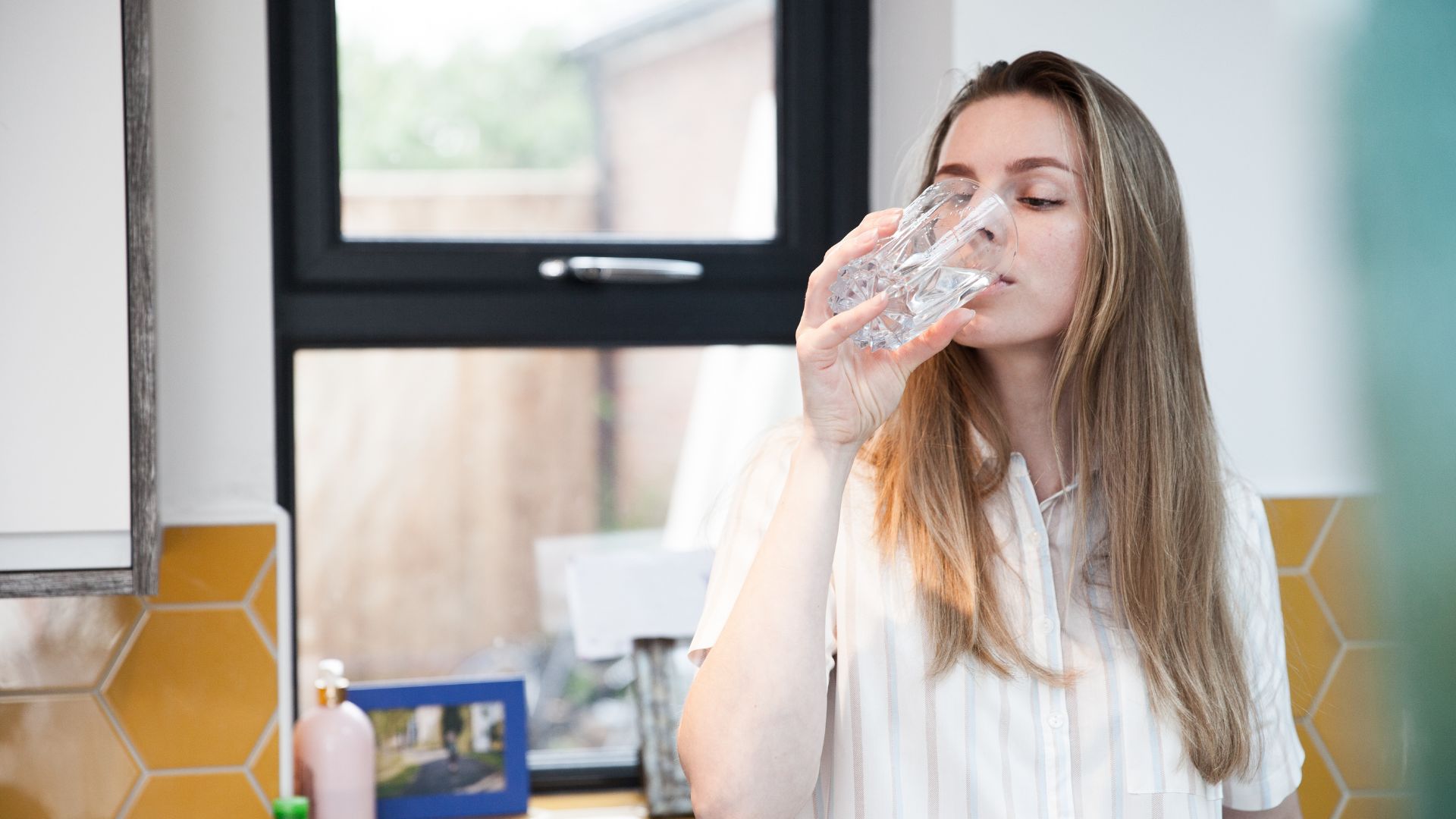 Uống đủ nước mỗi ngày giúp kiểm soát cân nặng và hỗ trợ giảm mỡ máu tự nhiên