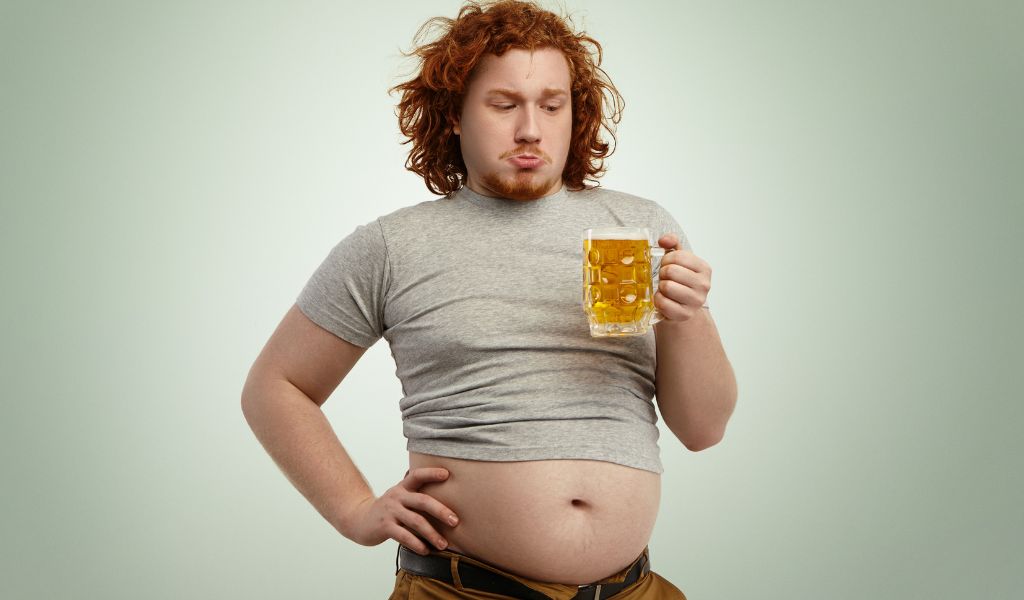Rượu bia chứa nhiều calo và có thể làm tăng tích tụ mỡ bụng dưới ở nam giới