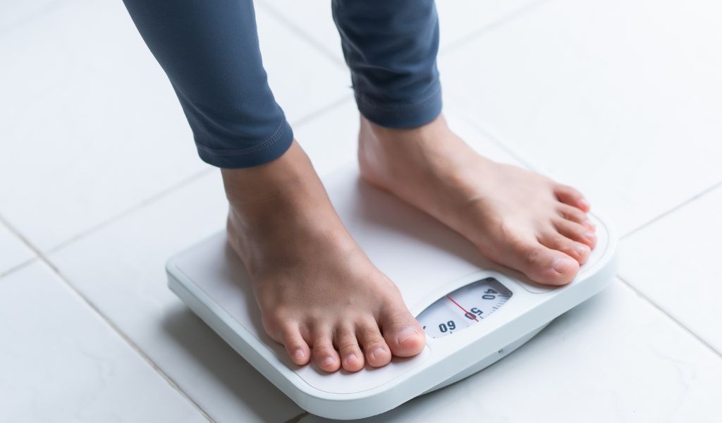 Suy thượng thận do corticoid với biểu hiện tăng cân nhanh, mặt tròn, da mỏng và yếu cơ