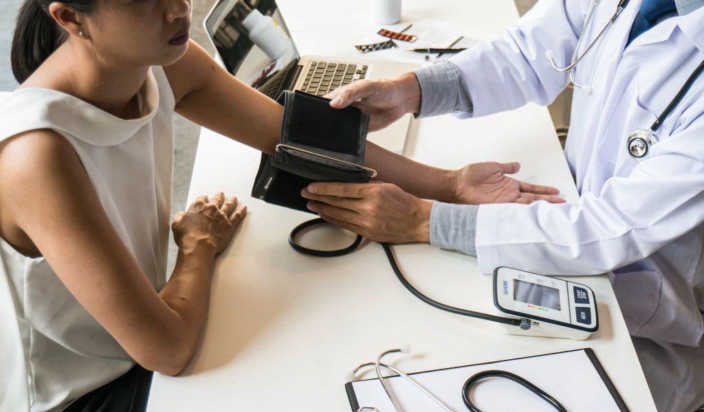 Người bệnh nên tái khám định kỳ và được bác sĩ nội tiết theo dõi điều trị