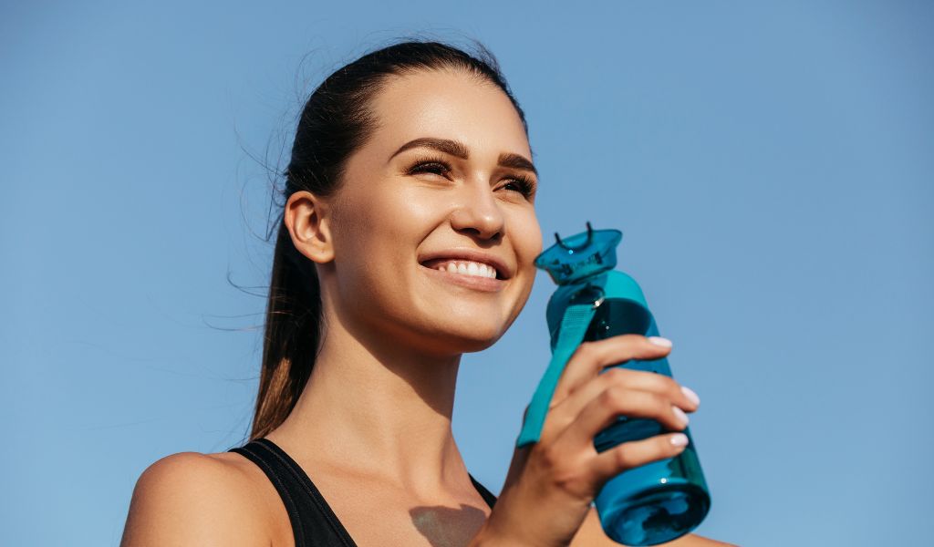 Duy trì thói quen uống đủ nước và ngủ đủ giấc giúp hỗ trợ quá trình giảm mỡ bắp tay