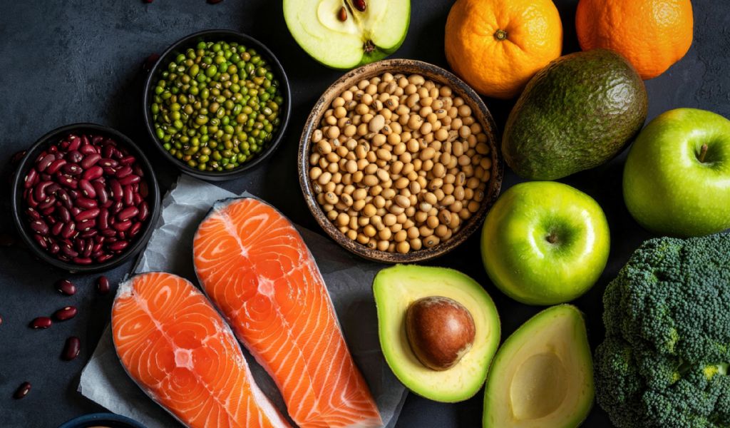 Thực đơn giàu chất xơ và protein là nền tảng quan trọng để giảm mỡ cánh tay