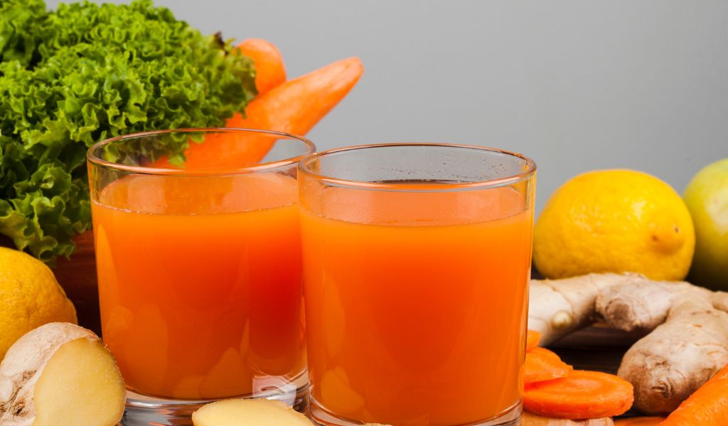 Nếu quan tâm uống gì giảm mỡ máu thì nước ép rau củ và trái cây là một sự lựa chọn giàu dưỡng chất