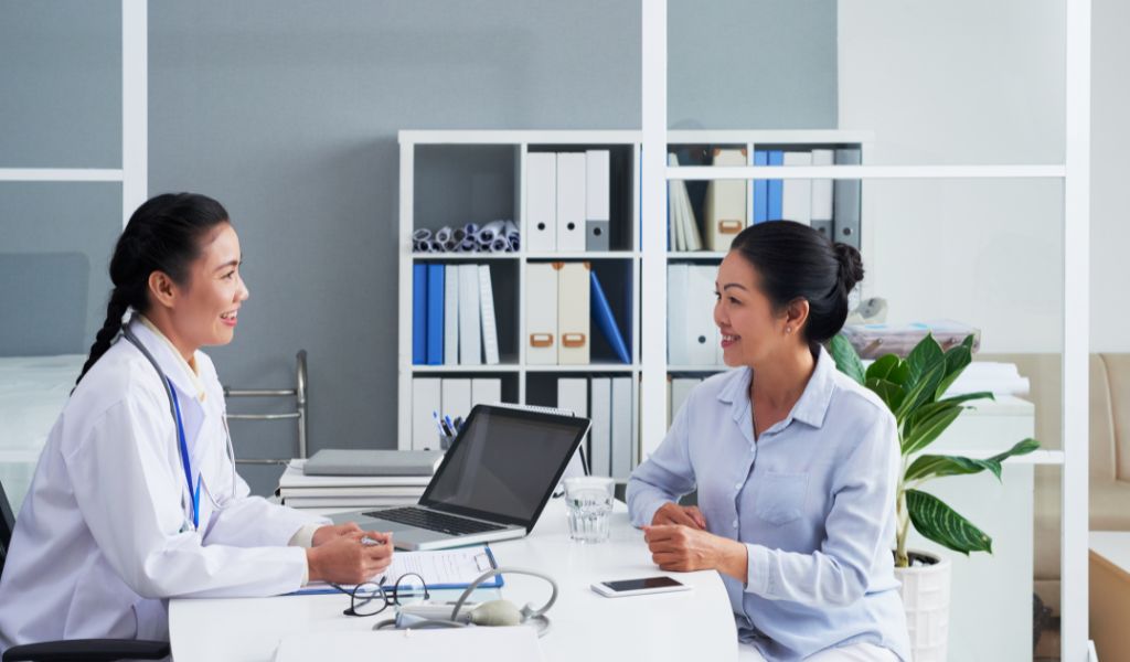 Hãy tham khảo ý kiến bác sĩ nếu đang mắc bệnh tim mạch hoặc dùng thuốc mỡ máu