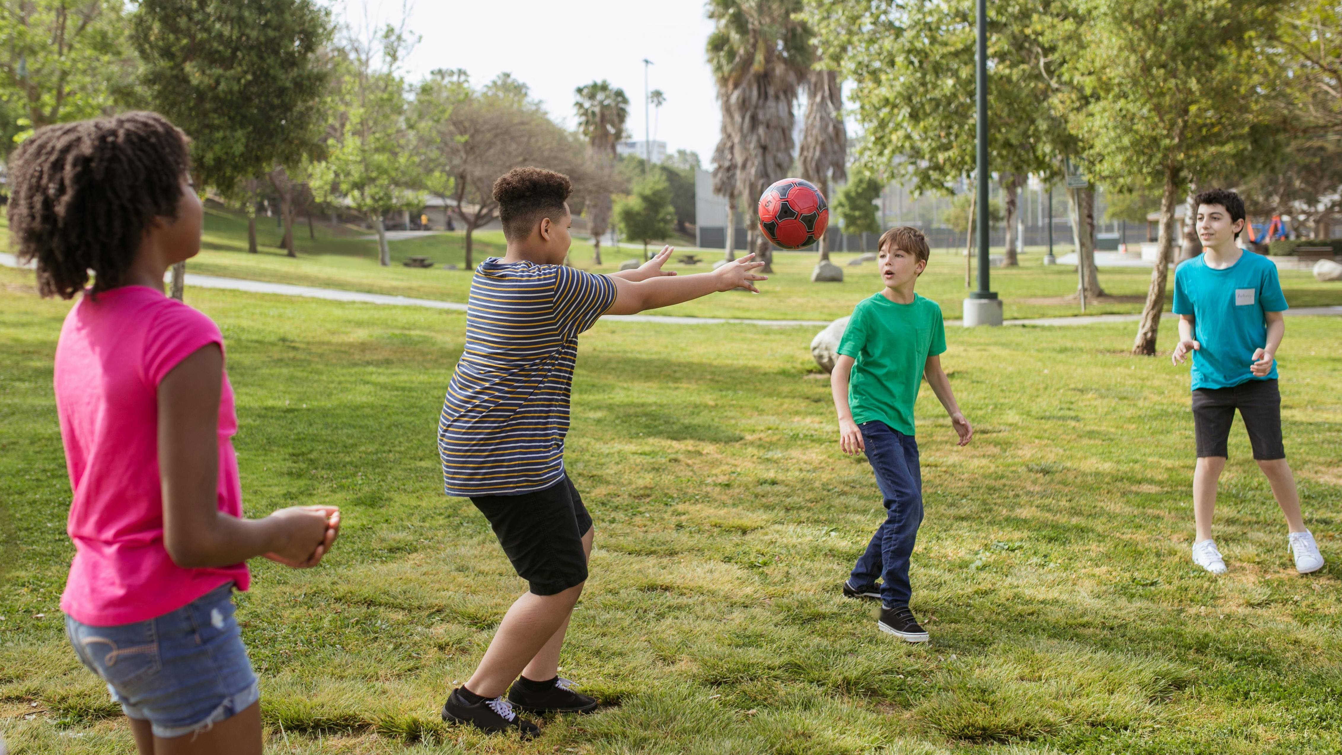 Các hoạt động như bóng rổ giúp kích thích xương dài phát triển và cải thiện mật độ xương