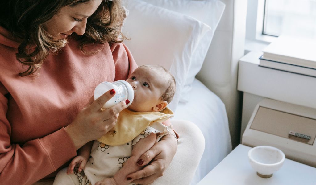 Trẻ bị ọc sữa có nên cho bú lại​ ngay hay không? 2