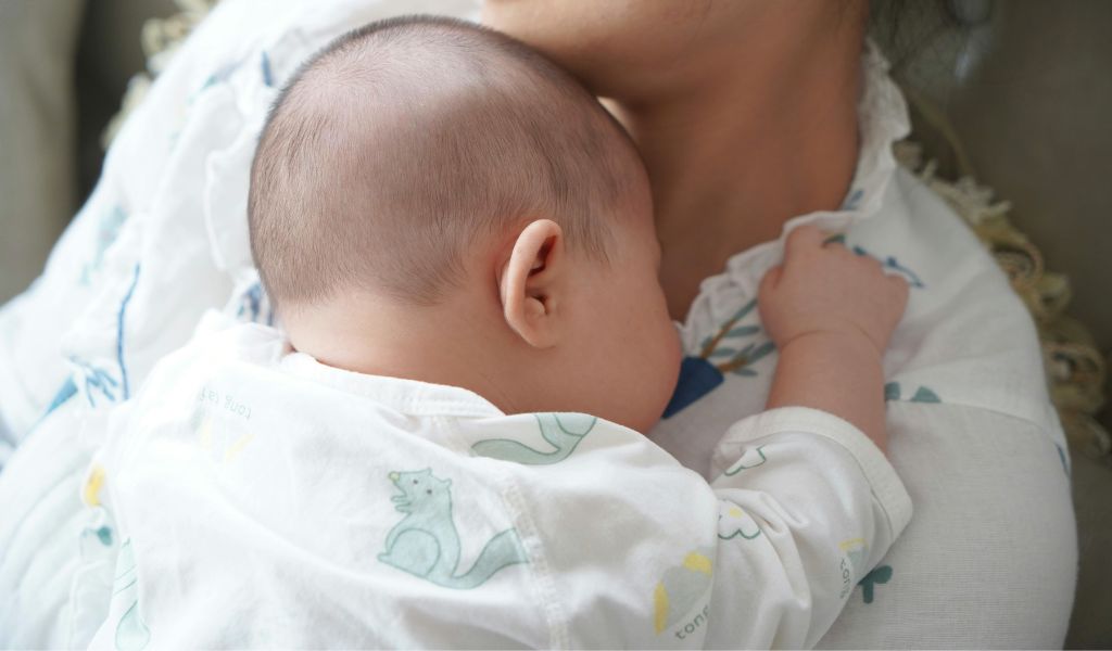 Trẻ bị ọc sữa có nên cho bú lại​ ngay hay không? 4