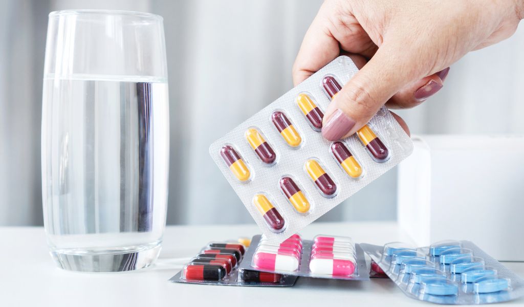 Dùng kháng sinh kéo dài dễ gây mất cân bằng hệ vi khuẩn đường ruột và rối loạn tiêu hóa