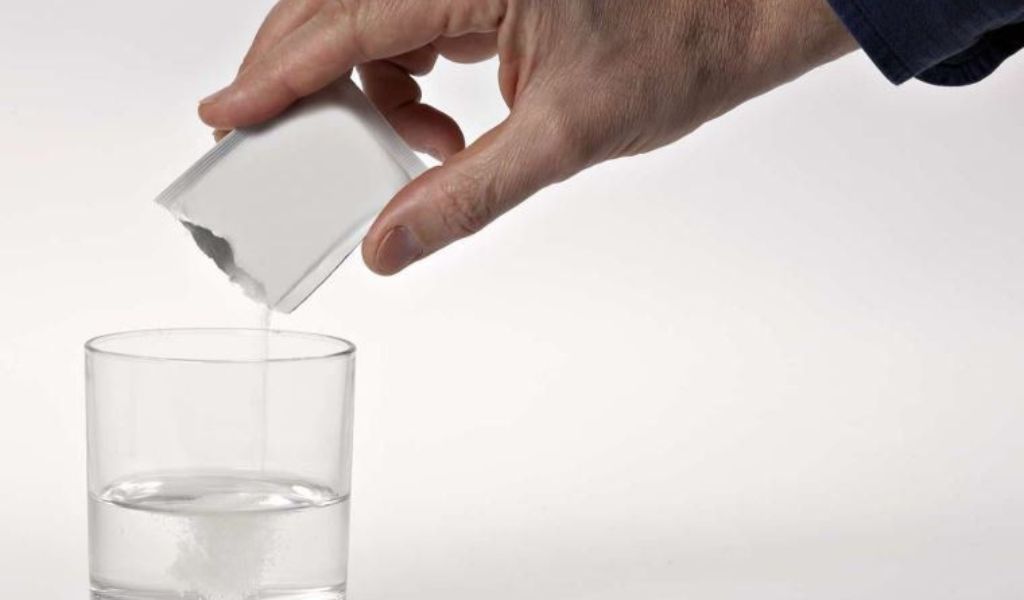 Dung dịch oresol giúp bù nước và điện giải khi gặp tình trạng đi ngoài phân nước