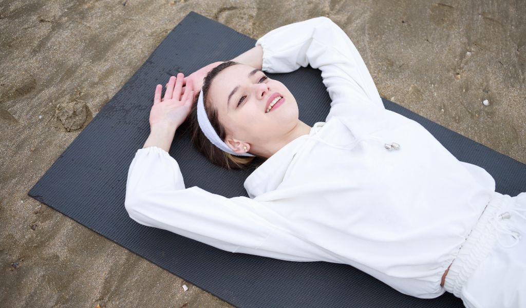 Kết thúc buổi thiền bằng cử động nhẹ và hít thở sâu để trở lại trạng thái thư giãn