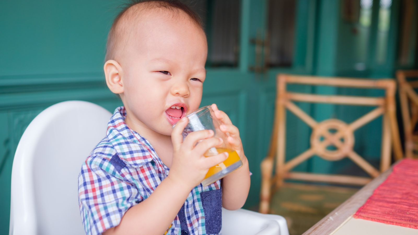 Tránh dùng nước cam mật ong cho trẻ dưới 1 tuổi