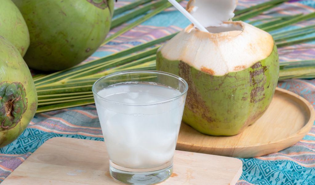 Uống nước dừa pha chút muối là cách bù điện giải tốt cho người đang thắc mắc ngộ độc thực phẩm có nên uống nước dừa