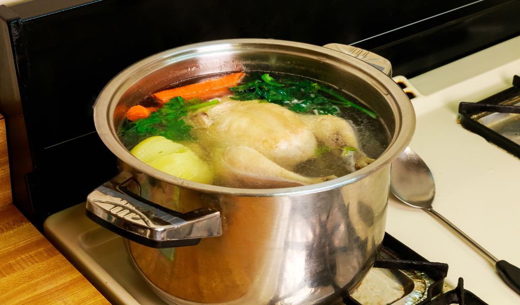 Bổ sung các loại nước hầm và trà thảo mộc giúp làm dịu hệ tiêu hóa và cung cấp dưỡng chất thiết yếu