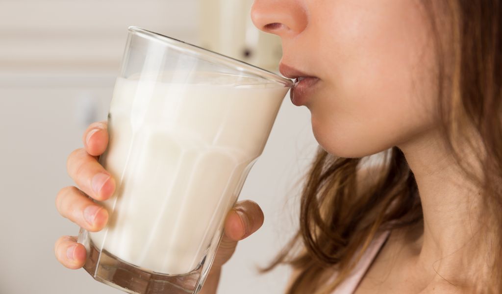 Người bệnh nên tạm kiêng sữa để tránh tiêu chảy nặng hơn là câu giải đáp cho thắc mắc “Ngộ độc thực phẩm có nên uống sữa không?”