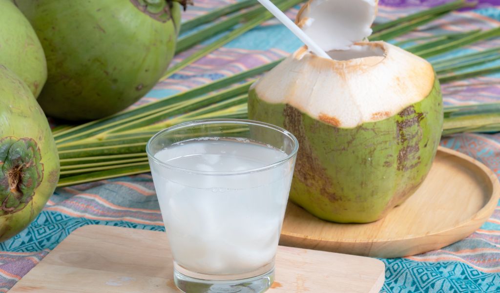 Bổ sung Oresol hoặc nước dừa tươi giúp cân bằng điện giải, ngăn ngừa tình trạng mất nước và suy kiệt cơ thể