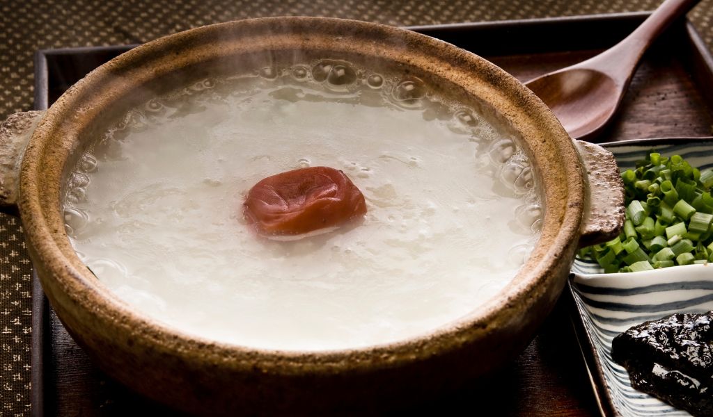 Ưu tiên các món ăn mềm, nhạt như cháo trắng và chuối chín để làm dịu dạ dày và cung cấp năng lượng an toàn