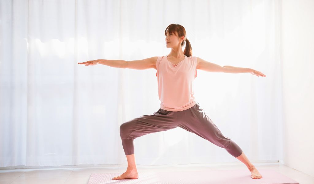 Tư thế Chiến binh II giúp tăng sức mạnh cho chân và mở rộng vùng hông cho mẹ bầu