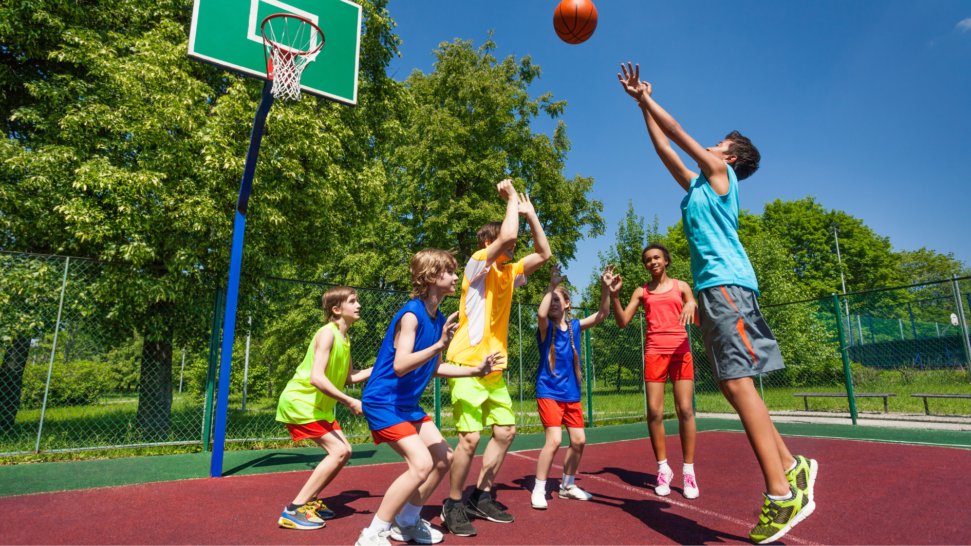 Chơi thể thao giúp hỗ trợ phát triển chiều cao và tăng cường thể chất cho trẻ