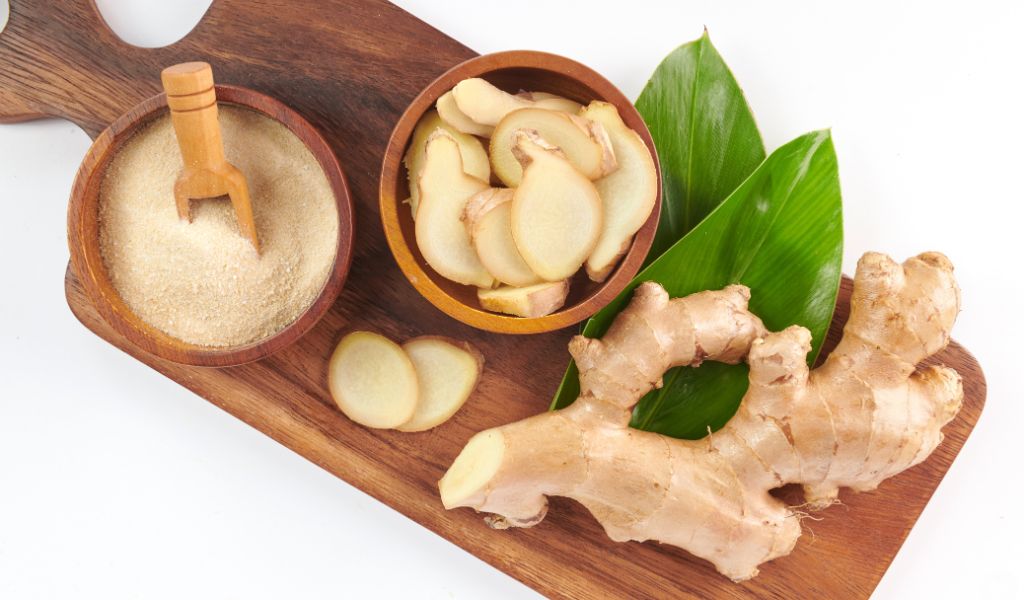 Nước gừng ấm pha đơn giản, hỗ trợ giảm khó chịu khi ngộ độc thực phẩm nhẹ