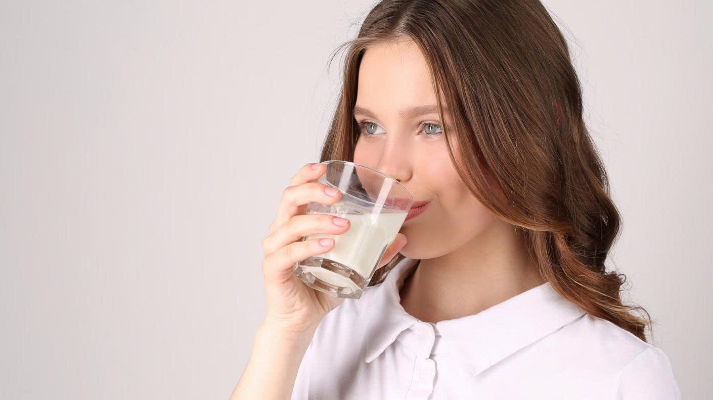 Uống đủ nước mỗi ngày hỗ trợ quá trình trao đổi chất và vận chuyển dinh dưỡng đến xương