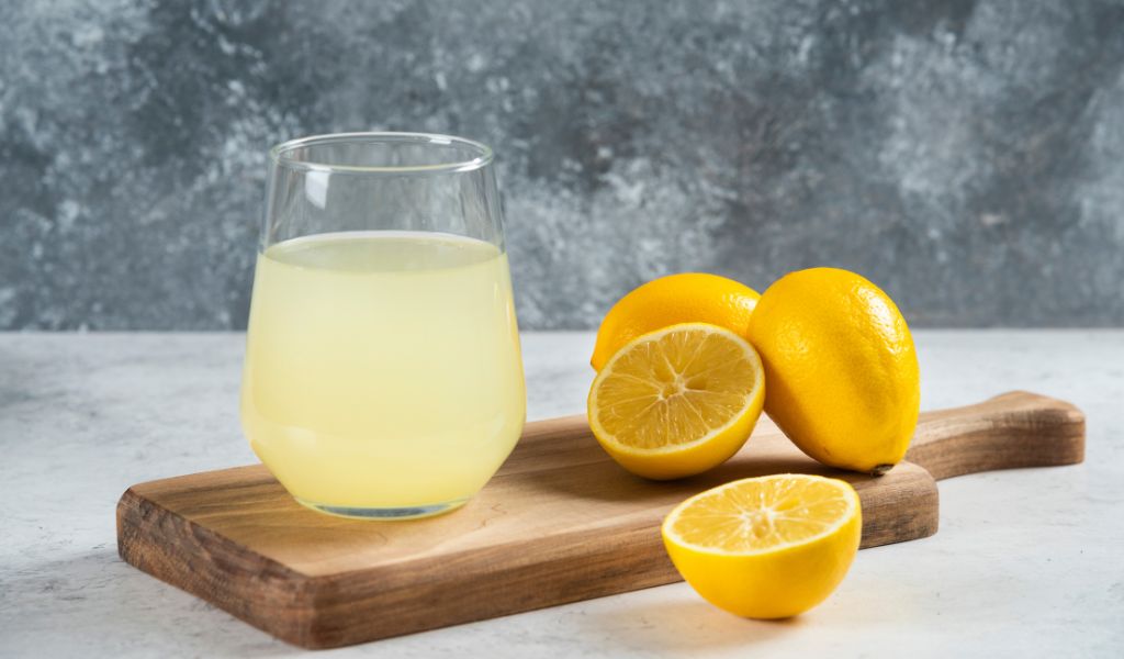 Ngộ độc thực phẩm uống nước chanh được không? Có thể dùng hỗ trợ nhưng không thay thế điều trị