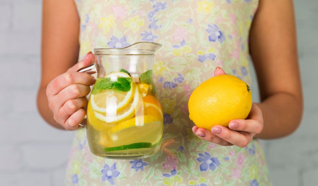 Ngộ độc thực phẩm nhẹ có thể dùng nước chanh để cải thiện các triệu chứng khó chịu