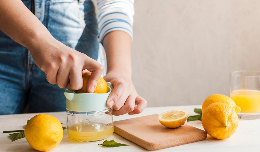 Ngoài nước chanh, người bệnh nên nghỉ ngơi, ăn nhẹ và bù nước, điện giải để hỗ trợ hồi phục