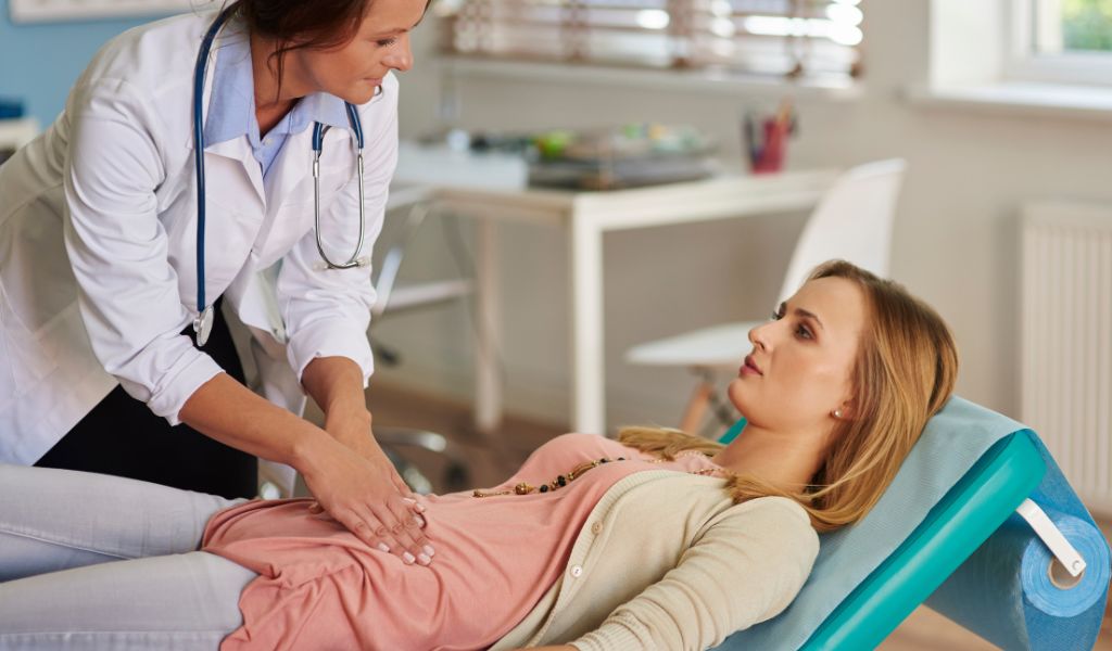 Triệu chứng kéo dài trên 24 - 48 giờ hoặc trở nặng, nên ngừng xử lý tại nhà và đi khám sớm