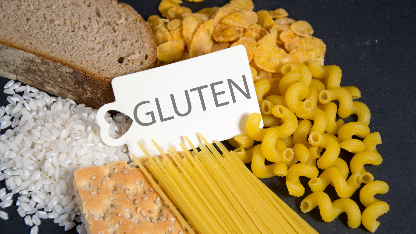 Gluten chủ yếu có trong lúa mì, lúa mạch và lúa mạch đen, cùng các thực phẩm được chế biến từ chúng