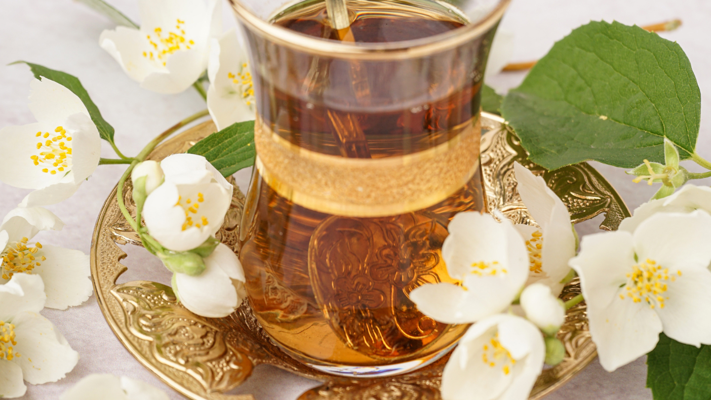 Trà hoa nhài là loại trà thảo mộc được nhiều người sử dụng nhờ hương thơm dễ chịu, dễ uống