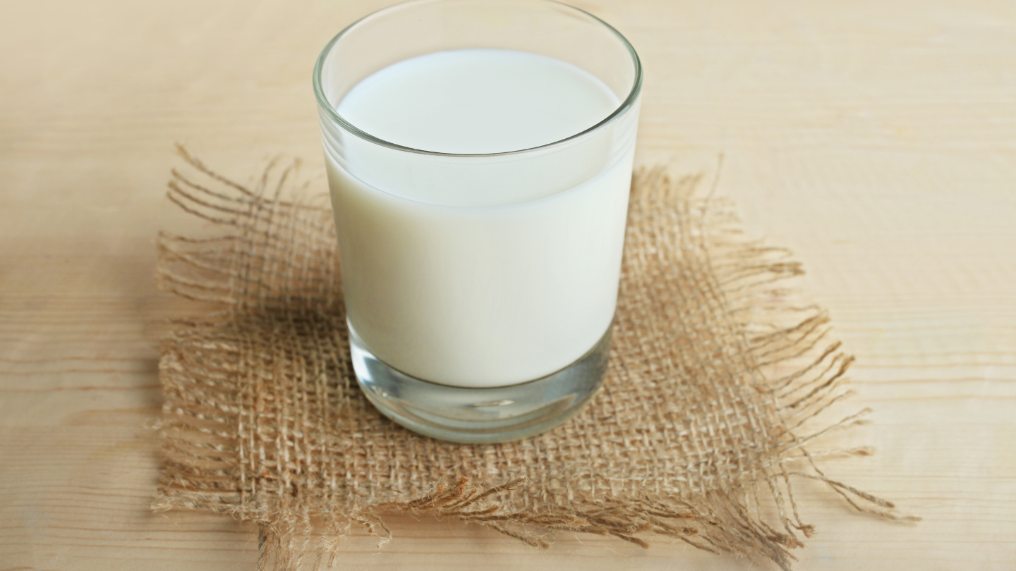 Bầu 3 tháng đầu có nên uống sữa tươi không đường không là câu hỏi phổ biến của nhiều thai phụ