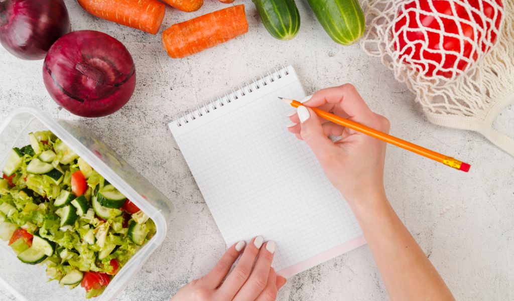 Ghi nhật ký ăn uống và theo dõi đường huyết để điều chỉnh phù hợp