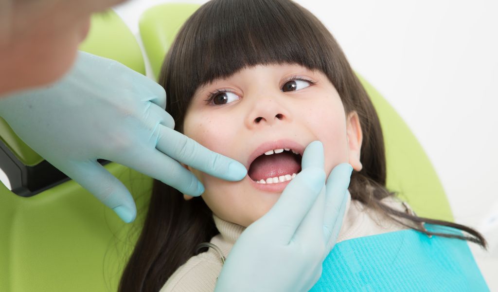 Sâu răng cũng có thể gây viêm nướu, chảy máu chân răng và hôi miệng