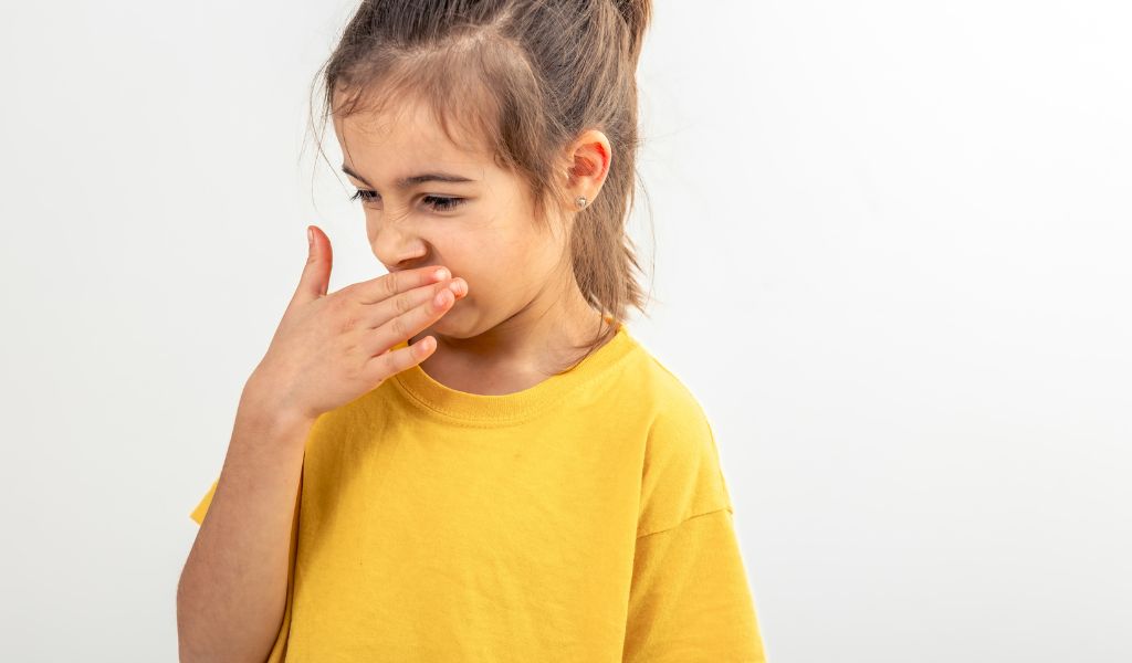 Hơi thở hôi dai dẳng vào buổi sáng có thể là dấu hiệu cảnh báo vấn đề răng nướu ở trẻ