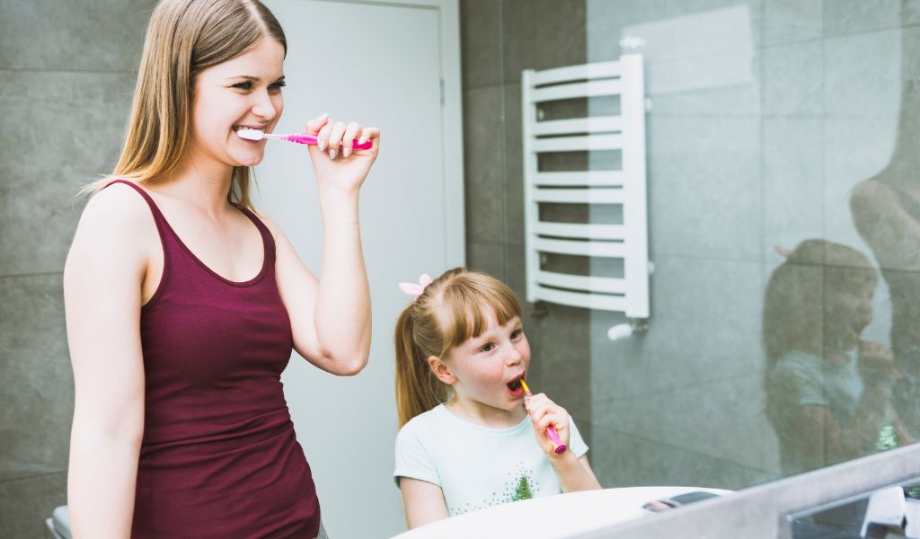 Đánh răng 2 lần mỗi ngày với bàn chải mềm giúp bảo vệ nướu cho trẻ