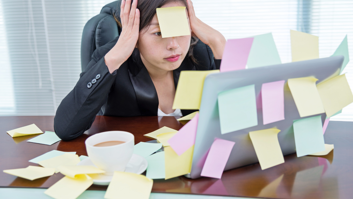 Khi căng thẳng kéo dài, cơ thể tiết nhiều axit dịch vị hơn, dễ dẫn đến kích ứng và gây cảm giác nóng rát ở dạ dày
