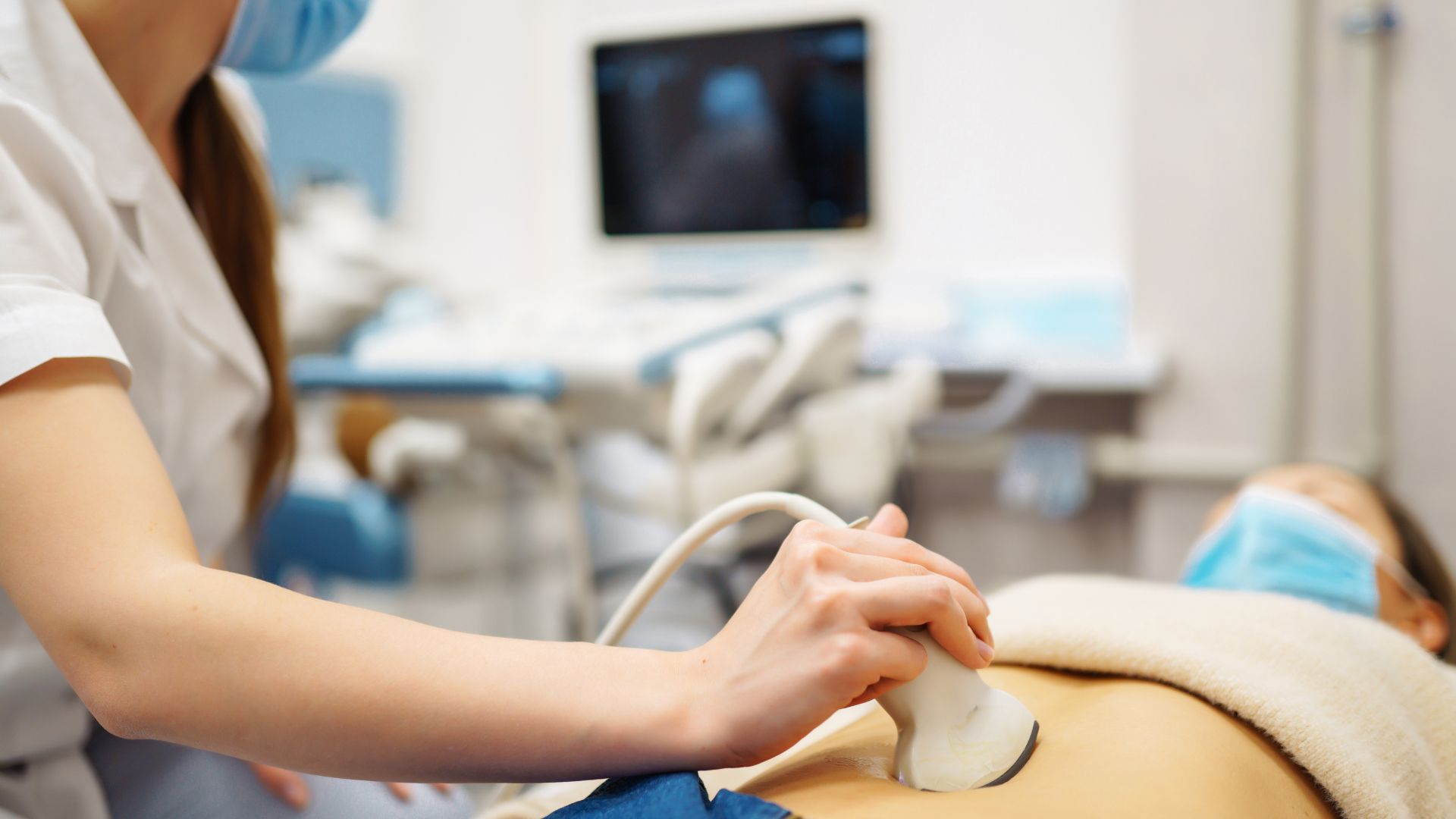 Siêu âm bụng có thể phát hiện ruột thừa giãn, dịch ổ bụng hoặc áp xe quanh ruột thừa