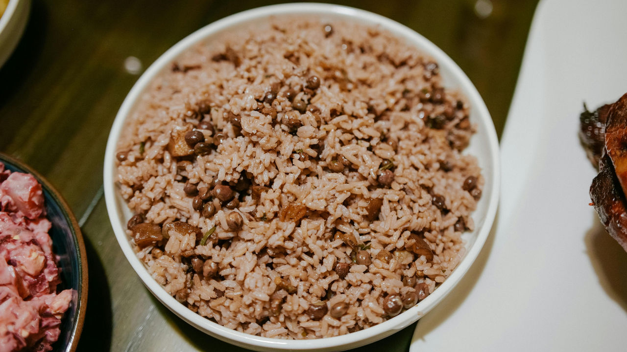 Cơm gạo lứt còn giàu vitamin và khoáng chất quan trọng