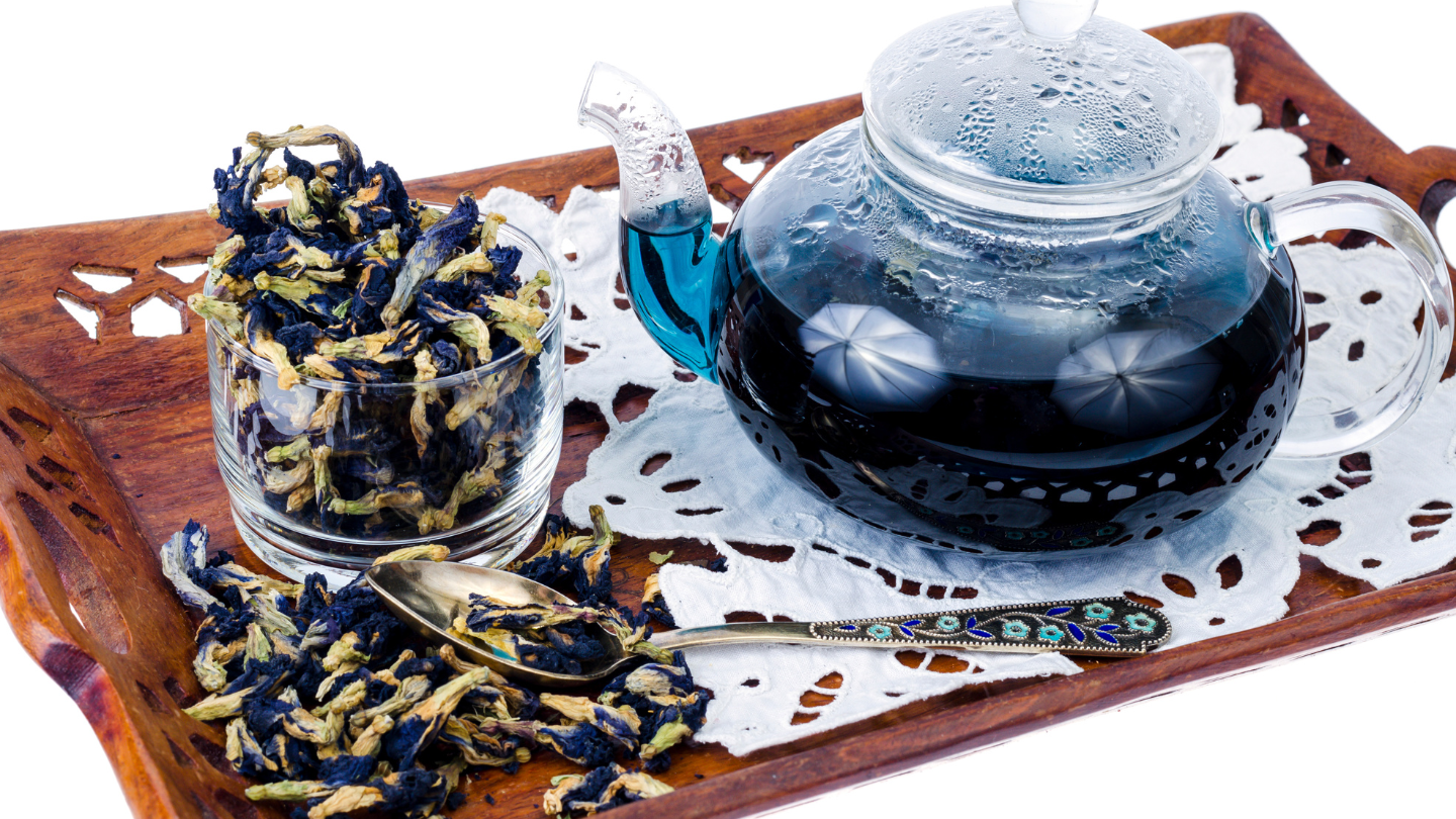 Trà hoa đậu biếc là trà thảo mộc không chứa caffeine, được pha từ hoa đậu biếc khô