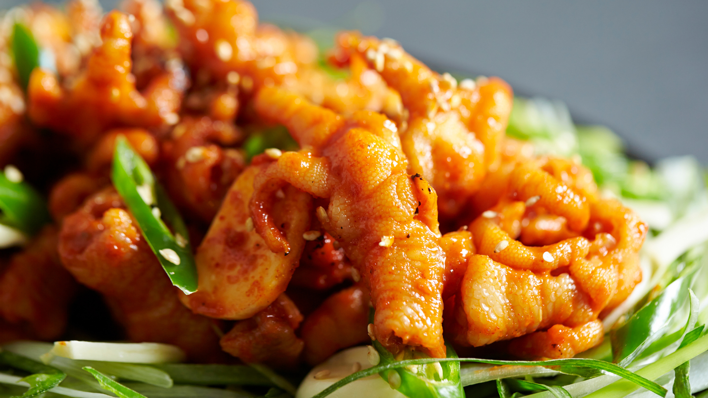 Bầu 3 tháng đầu ăn chân gà được không là thắc mắc phổ biến của nhiều người