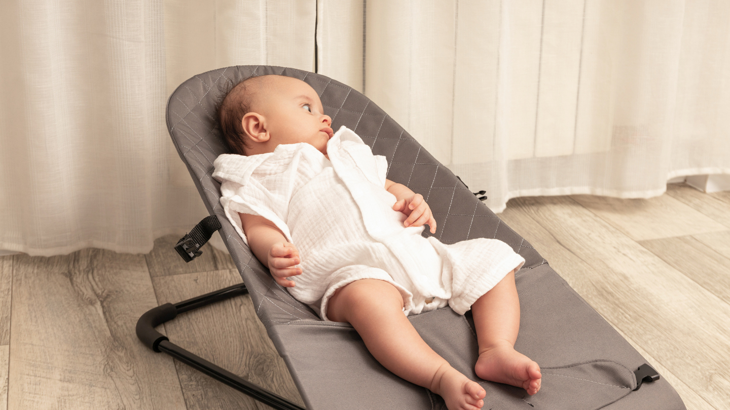 Nhiều phụ huynh thắc mắc rằng trẻ sơ sinh có nằm được ghế nhún không