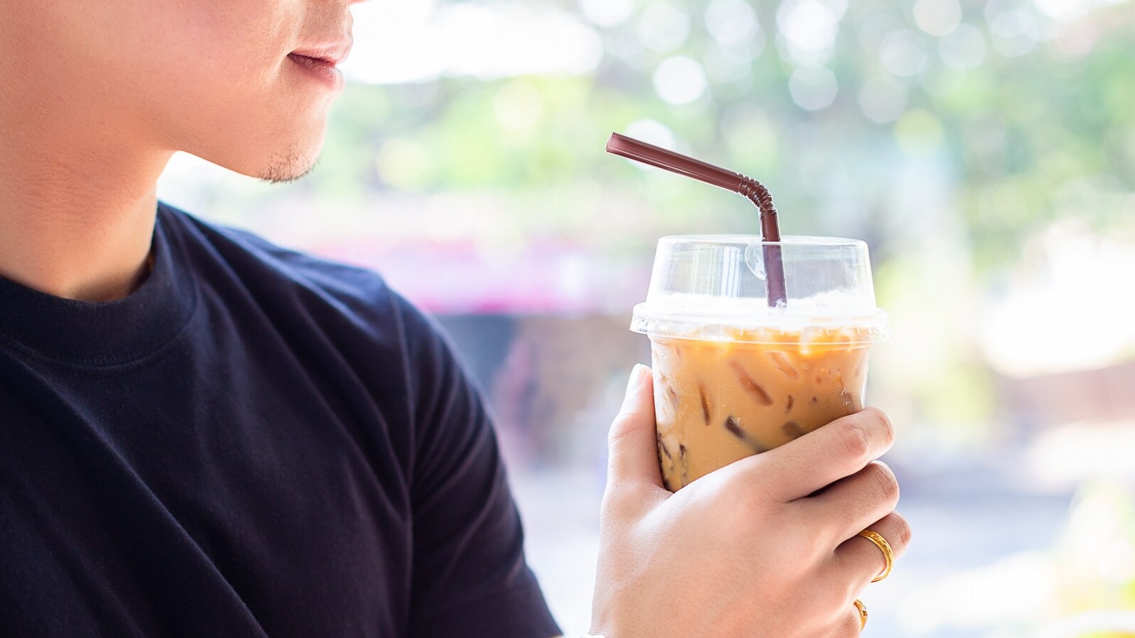 Uống trà sữa có thể gây tăng cân nếu sử dụng thường xuyên hoặc không kiểm soát lượng calo nạp vào