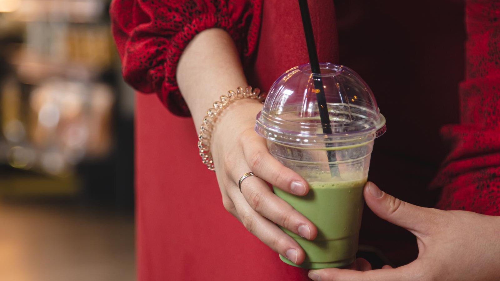 Sữa đặc và bột kem béo làm tăng calo, trong khi sữa hạt ít béo hơn, giúp giảm calo mà vẫn ngon miệng